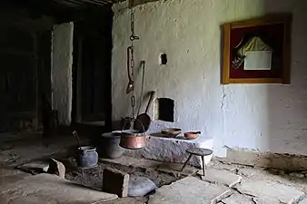 L'intérieur du konak, avec le foyer.