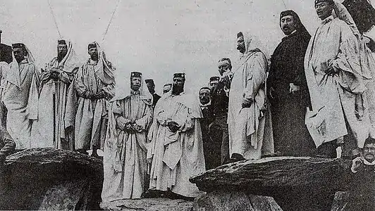 Le Gorsedd des bardes de 1907 sur le dolmen de Canac'h-Laëron à Laniscat.