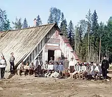 Prisonniers de guerre Autrichiens devant leur baraquement en Carélie.