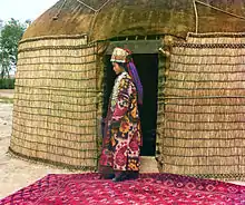 Turkmène sur un tapis devant sa yourte, Turkestan.