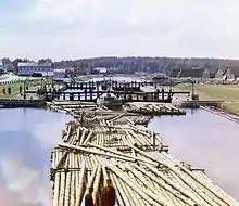 Flottage du bois sur le canal de Pierre Ier le Grand sur le lac Ladoga.