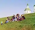Enfants russes sur une colline à Beloziorski.