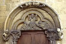 Dessus sculpté d'une porte, avec le Seigneur levant les bras, entouré de deux défunts dont un se réveille, et surmonté de deux anges soufflant chacun dans une trompette