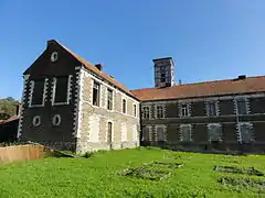 Un corps de ferme reconverti en habitations.