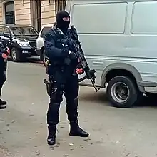 Un policier du GOSP durant une mission de protection.