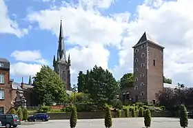 Eglise Saint-Jean-Baptiste et tour de l'ancien château à Gosselies.