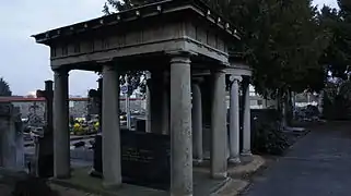 Tombe familiale au Cimetière du Nord.