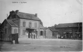 L'ancienne gare de Conty ponctue la Coulée verte réalisée sur l'ancienne ligne Beauvais - Amiens, qui a perdu son trafic voyageur en 1939, et a cessé toute activité vers 1979.