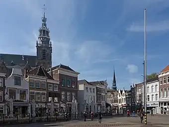 Deux tours de l'églises (la Grote ou Sint Janskerk et la Gouwekerk)