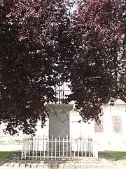 Le monument aux morts avec sa croix.