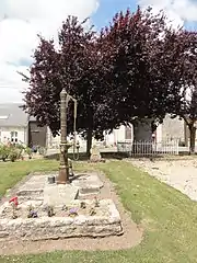 La pompe du village et l'arbre de la liberté.