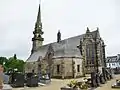 Gouesnou : l'église paroissiale vue du cimetière.