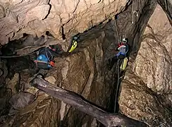 Progression dans la goule de Foussoubie, Labastide-de-Virac, Ardèche, France.