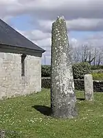 Les stèles dans l'enclos paroissial de Goulien.