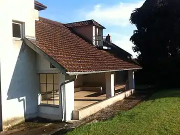 Préau et ouverture horizontale de la maison vers le jardin du soir.