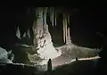 Stalagmites et Stalactites dans un écoulement souterrain.