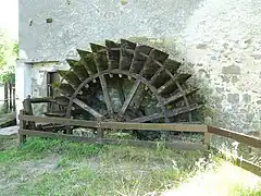 La roue du moulin.
