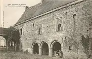 Le château de Kerbiquet vers 1900, avec ses arcades et le portail à portes cochère et piétonne (carte postale Villard).