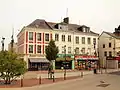 Une rue dans laquelle le marché se tient à Gournay-en-Bray.