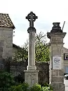 Croix à côté de l'église de Gout.