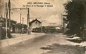 Croisement d'un tramway de la ligne 16 de l'OTL, circulant en accotement de l'ancienne RN 517 et de la ligne du Chemin de fer de l'Est de Lyon, dans la première moitié du XXe siècle