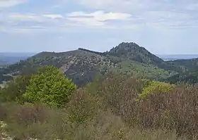 Le puy Chopine (à droite) dépassant du puy des Gouttes (au centre).