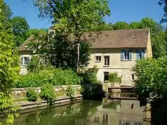 Le moulin des Planches, au nord du bourg.