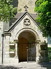 Le porche de l'église, sur la façade méridionale.