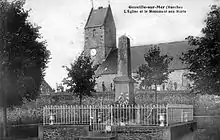 L'église et le monument aux morts (carte postale ancienne).