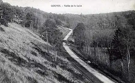 Voie en accotement dans la vallée de la Laize