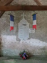 Le monument aux morts situé sous l'emban de l’église