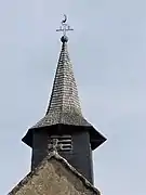 Le clocher recouvert de bardeaux.