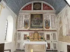 Le maître-autel, avec autel, tabernacle et retable.