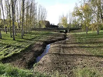 La Goze passant sous la bretelle nord-est de sortie 43 de la RN 145.