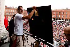 2012 :le bouclier de Brennus remporté par le Stade toulousain, ici porté par Grégory Lamboley, sur la place du Capitole de Toulouse.