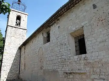 Clocher et mur du côté du château.