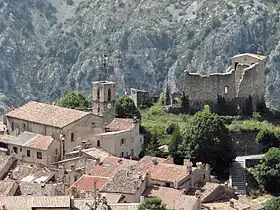 Basses-Gréolières : les vestiges du château et l'église Saint-Pierre