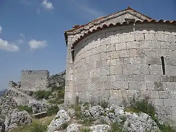 L'abside de l'église et le château de Hautes-Gréolières.