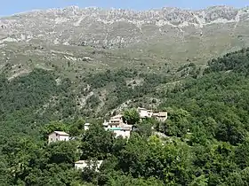 Le hameau de Saint-Pons et la montagne du Cheiron