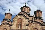 Haut de la façade et détail des dômes de l'église du monastère de Gračanica (XIVe siècle)