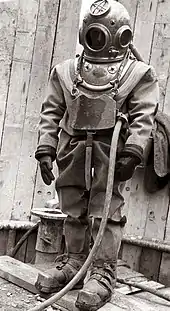 Photographie en noir et blanc d'un homme dans un scaphandrier.