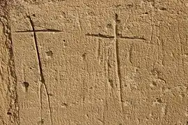 Autre crucifix sculpté sur les murs de l'église