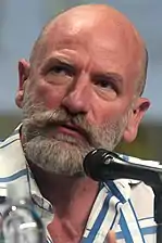 Graham McTavish interprète le père Kinley.