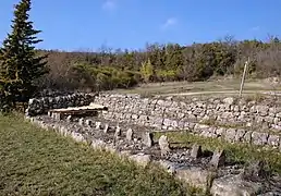 Séchoir à figues, avec banquette à ados et rangée de supports pour recevoir des claies, à Mons (Var).