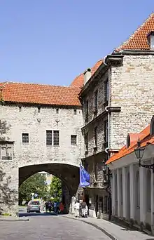 Enceinte fortifiée entourant la vieille ville.