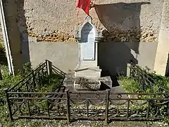 Monument aux morts au pied de l'église.