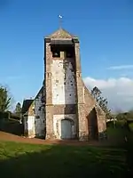 Vue du clocher-mur de l'église.