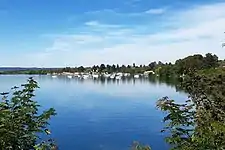 Un port de voiliers vu depuis la côte de Décines.