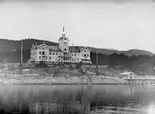 Le « Grand Hôtel », détruit par un incendie en 1919, haut lieu du tourisme où séjournait Guillaume II d'Allemagne