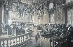 Session à la Grand'Chambre de la Cour de cassation en 1899. Noter également le couvre-chef des avocats au premier plan.